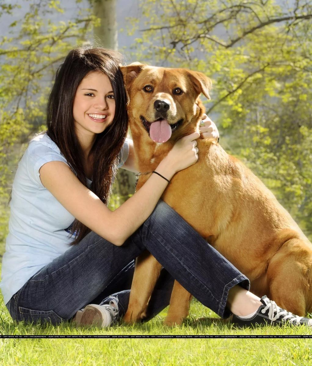Женщина со своей собакой. Собака Селены Гомес.