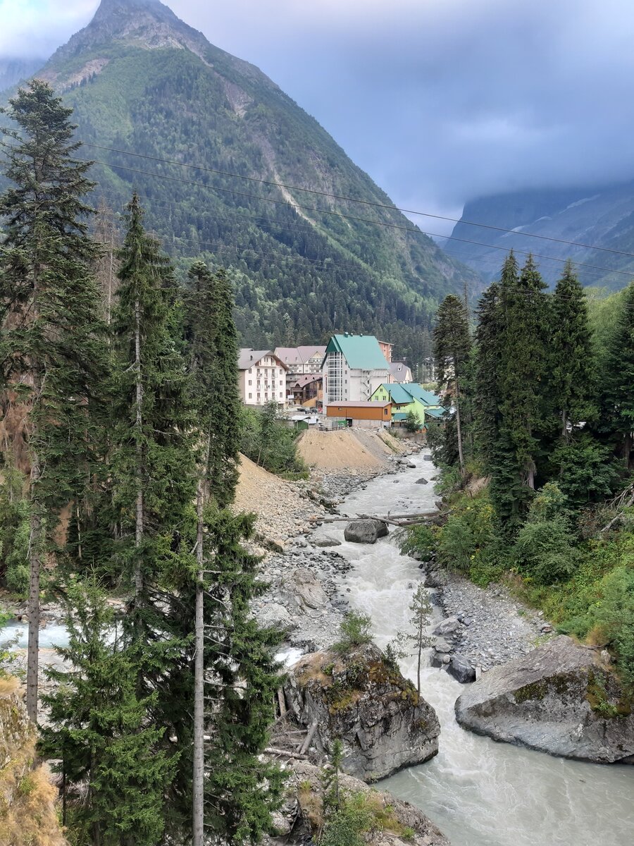 Девушка Домбай Архыз вертикальное фото 4к