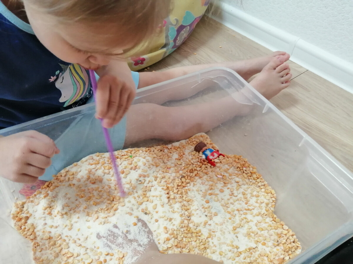 Поиски клада в манке и сухом горохе. Игра, развивающая дыхание. Это тоже стимуляция речи.