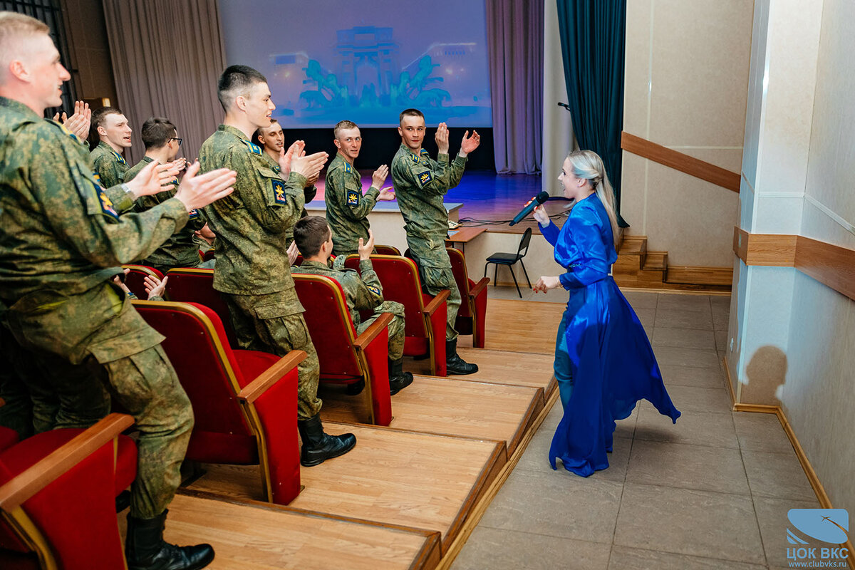 Творческая группа ЦОК ВКС выступила в Алабино для участников Парада Победы на Красной площади