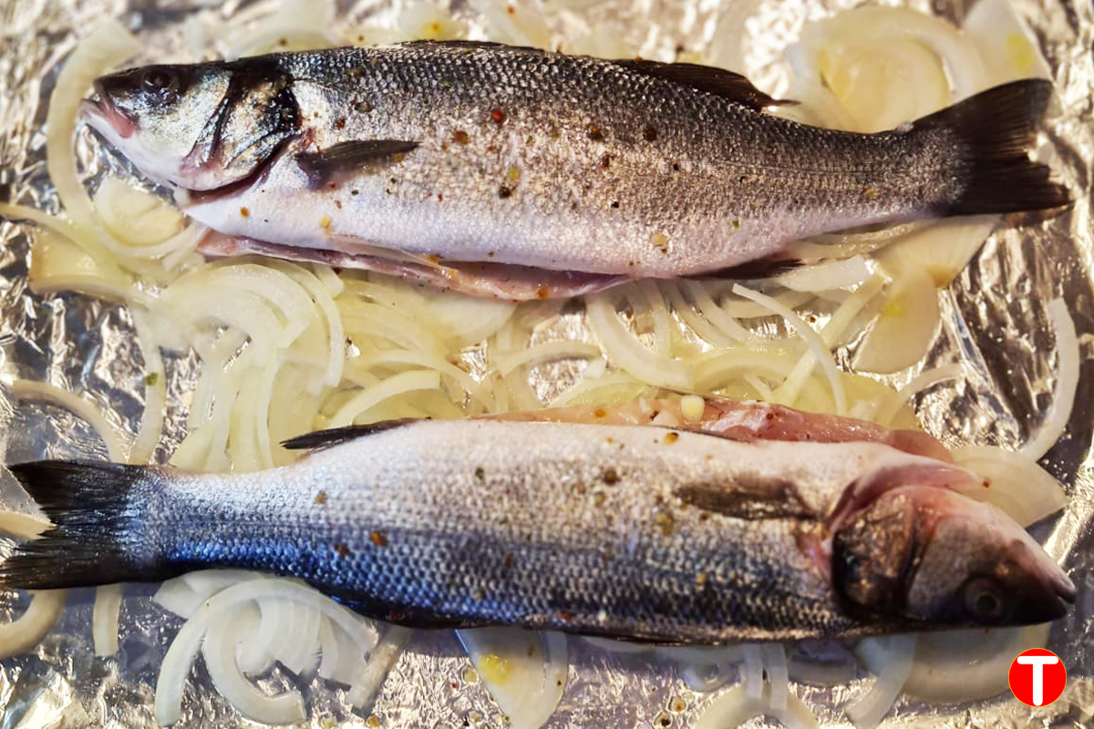 Подготовительный этап. Выкладываем рыбу на "подушку" из лука и моркови. Предварительно рыбу смазали растительным или оливковым маслом.