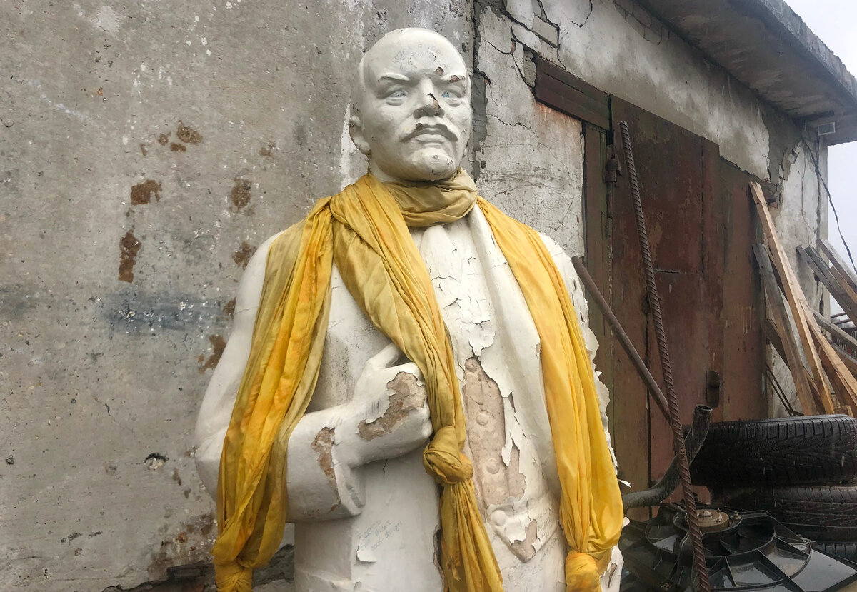 Ленин на территории деревенского шиномонтажа. Фото автора статьи.