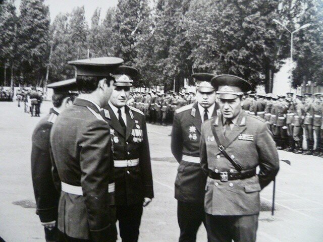 Отцы-командиры гв.67МСП во главе с комдивом 20МСД...