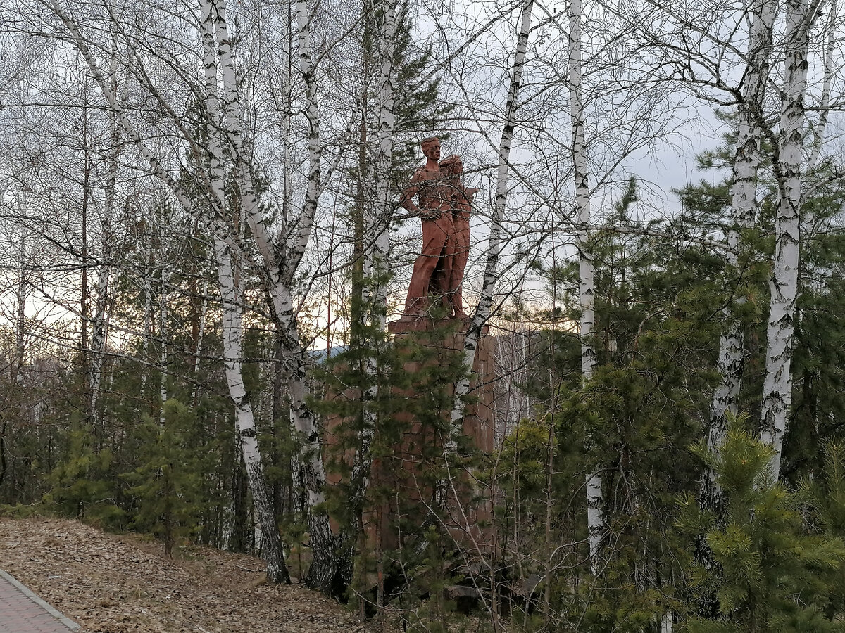 Памятник столбистам, напротив ст. Турбаза