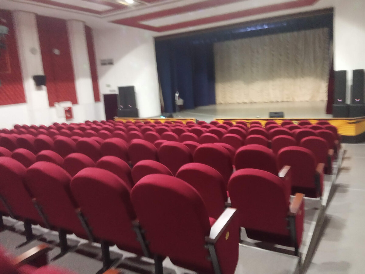 Фото автора очередной концертный зал в городе Н.