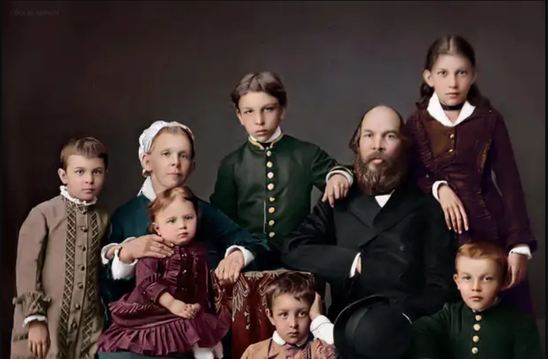 Семья Ульяновых (фото 1879 года). Стоят (слева направо): Ольга, Александр, Анна. Сидят (слева направо): Мария Александровна c дочерью Марией на руках, Дмитрий, Илья Николаевич, Владимир. Фото с сайта tainav.mirtesen.ru