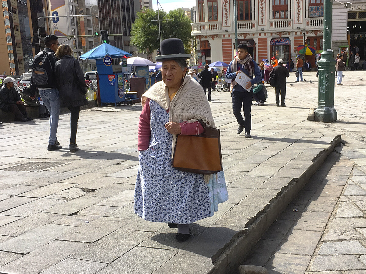 Индейская женщина в традиционной шляпе-котелке, Боливия, Ла Пас, фото автора. Листайте галерею