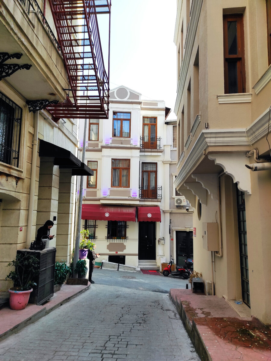 Старый, хорошо отремонтированный дом, стоящий на крутой улице