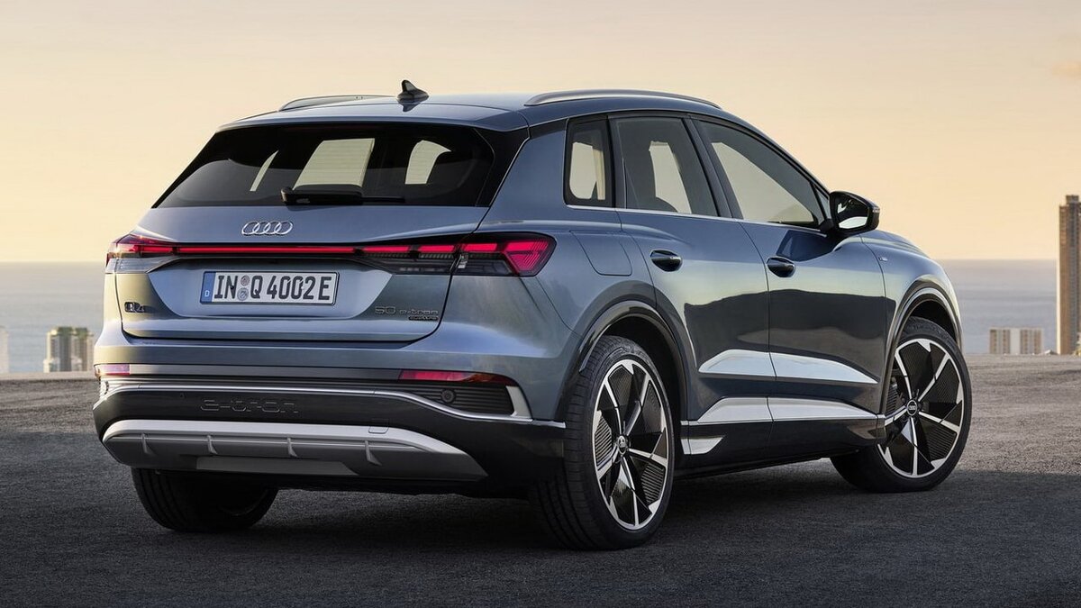 На фото Audi Q4 e-tron (вид сзади)