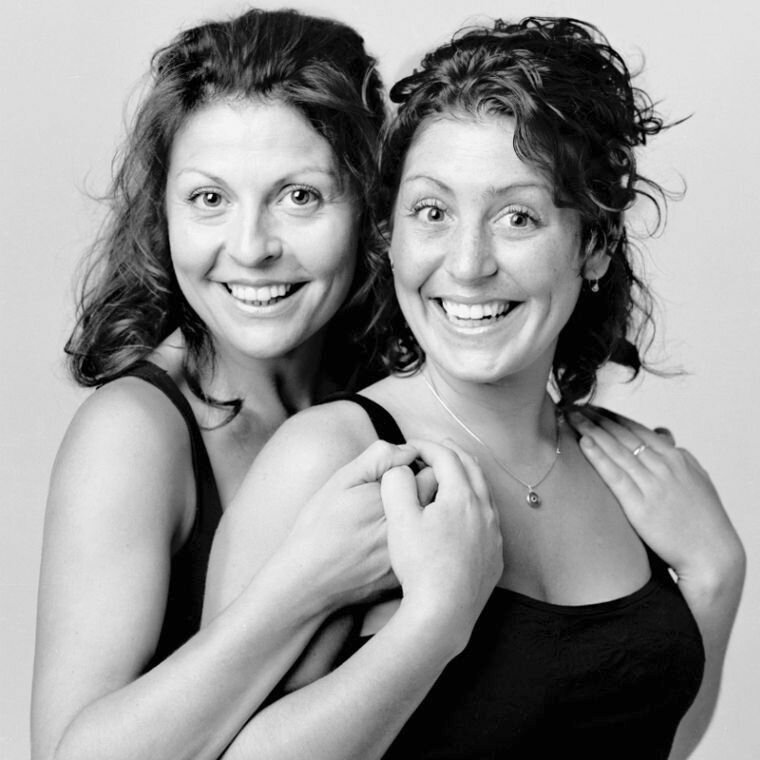 Нэнси Поль и известная в Канаде актриса Мари-Шанталь Пиррон. Фанаты Пиррон часто путают Нэнси с актрисой и просят дать автограф.
