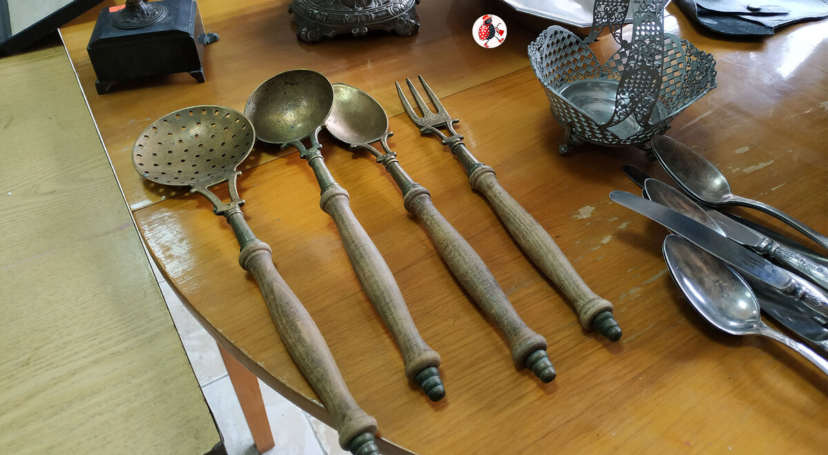 Глядя на эти приборы вспоминается глупый стишок из детства: "Ножа не бойся, бойся вилки - один удар, четыре дырки"