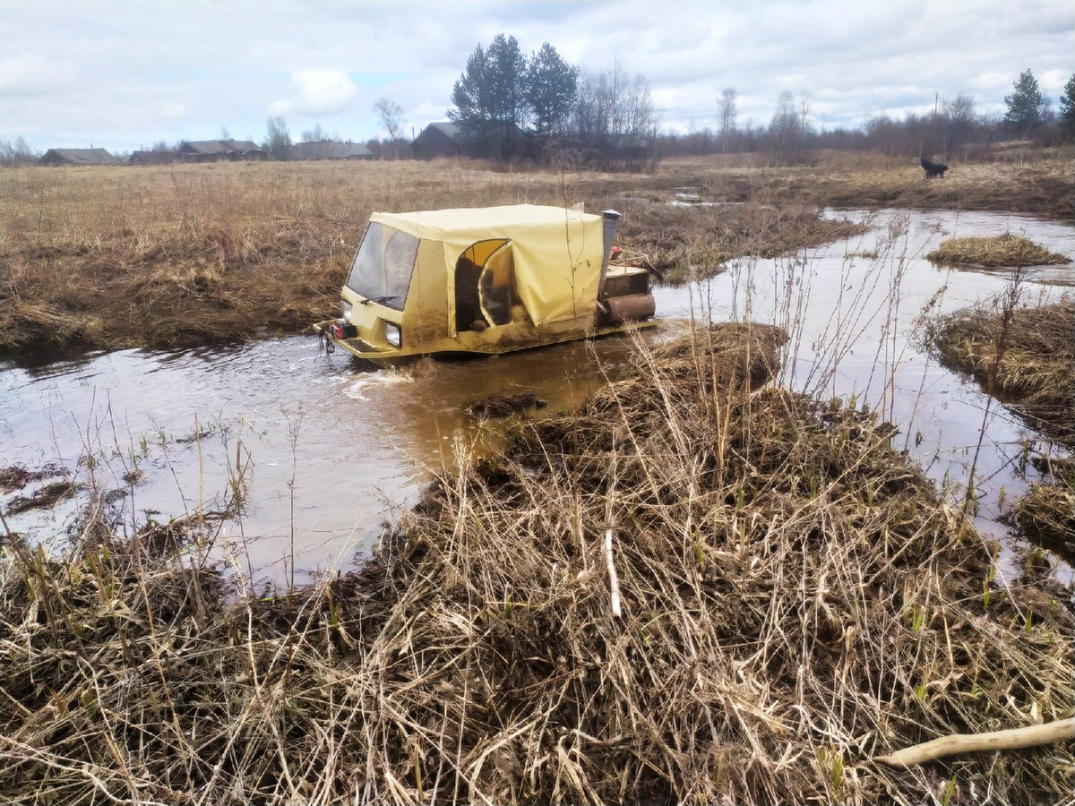Вроде просто какая-то лужа. Но там глубоко - гусеницы не достают до дна