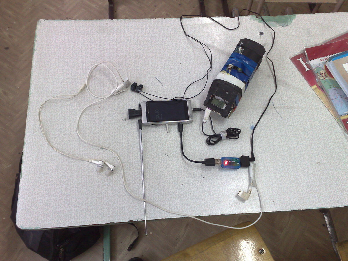 N8 в школе с тем самым повербанком и кучей, кучей переходников.