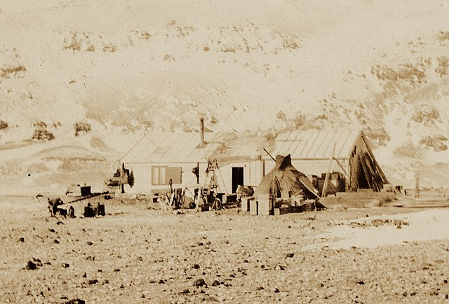 Лагерь и хижина (лето), мыс Адэр, Антарктика, Британская антарктическая экспедиция (Южный крест), 1899 г., фотографии и вырезки Уильяма Колбека
