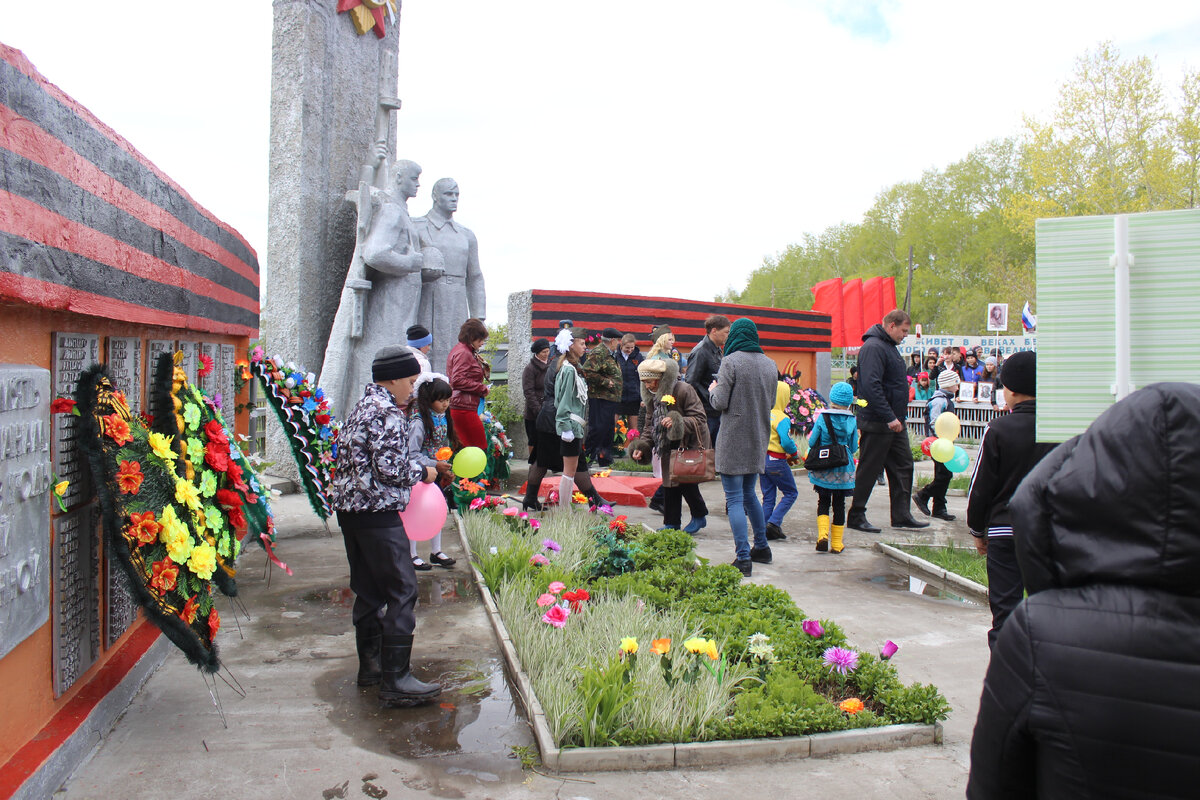 На фото 9 мая в сибирском селе Решёты.  