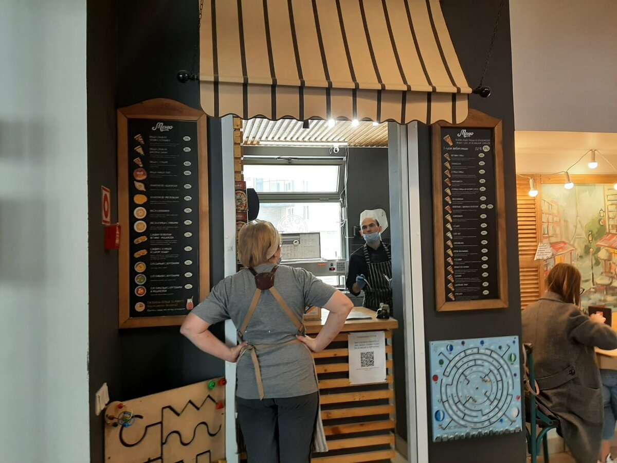 В новостройках Петербурга открываются кафе, имитирующие киоски. Формат популярен, но чиновники его не любят. На фото: кафе в жилом доме на ул. Кораблестроителей. 
