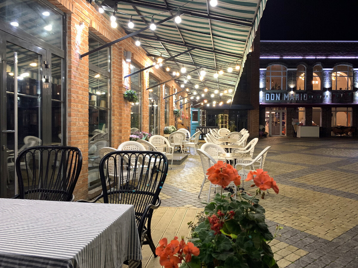 Два кафе на площадке. В обеих хозяйничают французы...