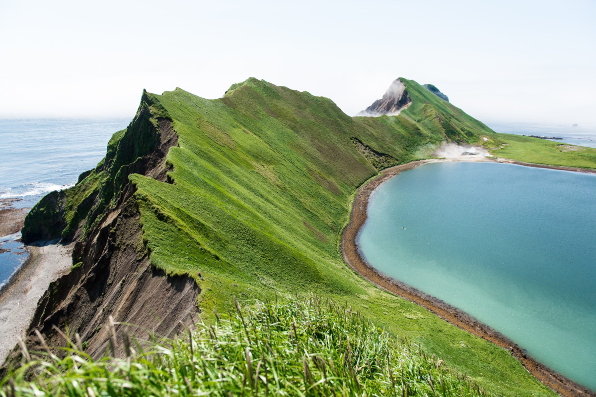 Islands wiki. Южные Курилы природа остров Итуруп. Остров Янкича Курилы. Остров Итуруп курильская гряда.. Ушишир Курильские острова.