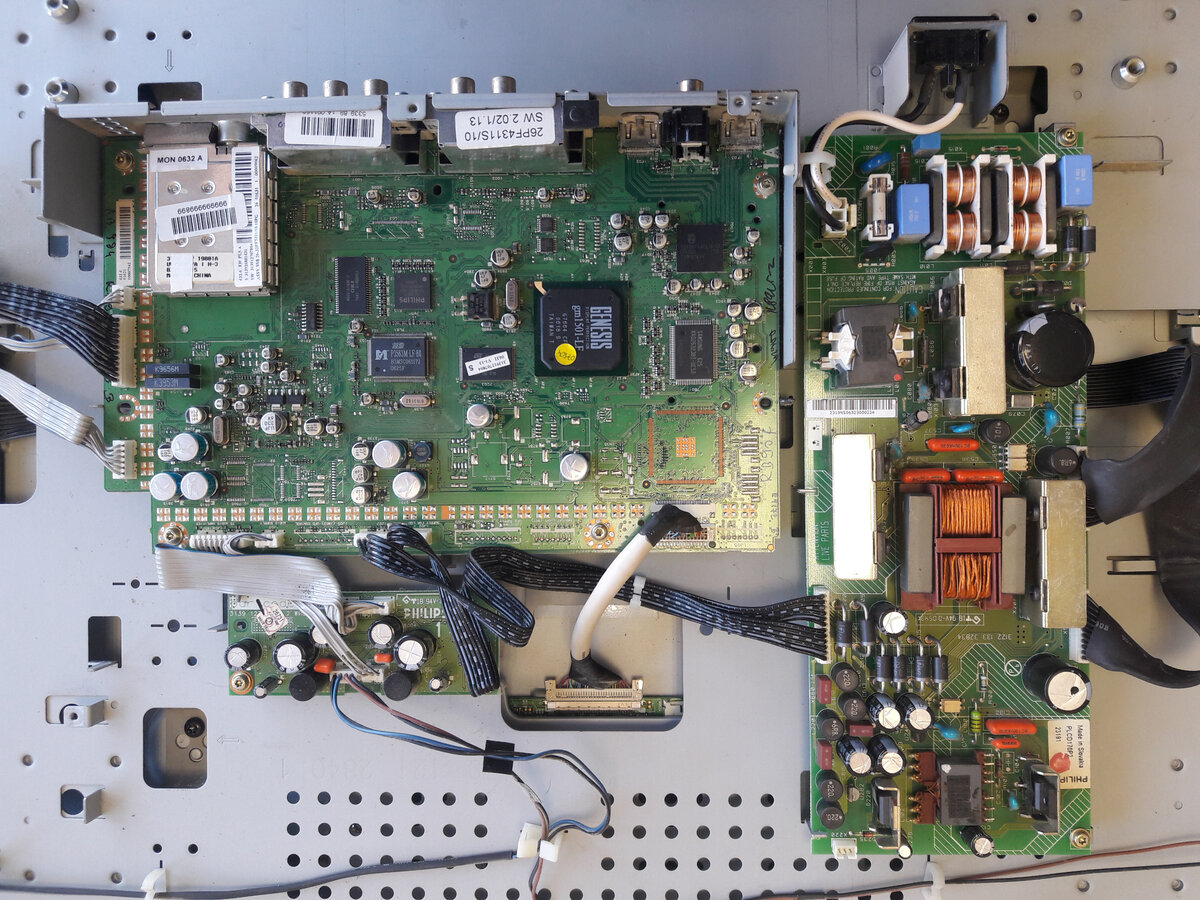 Всё чистенько - хозяин сам всё пропылесосил :)