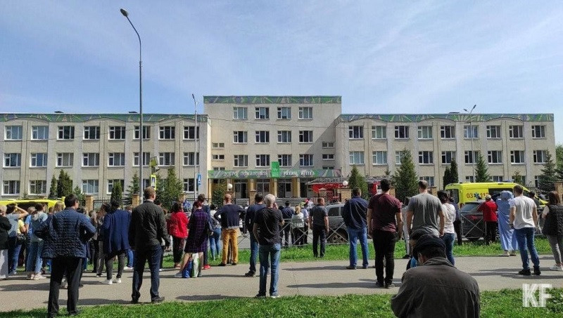Родители перед школой в Казани Фото: ВК/Подслушано в Казани