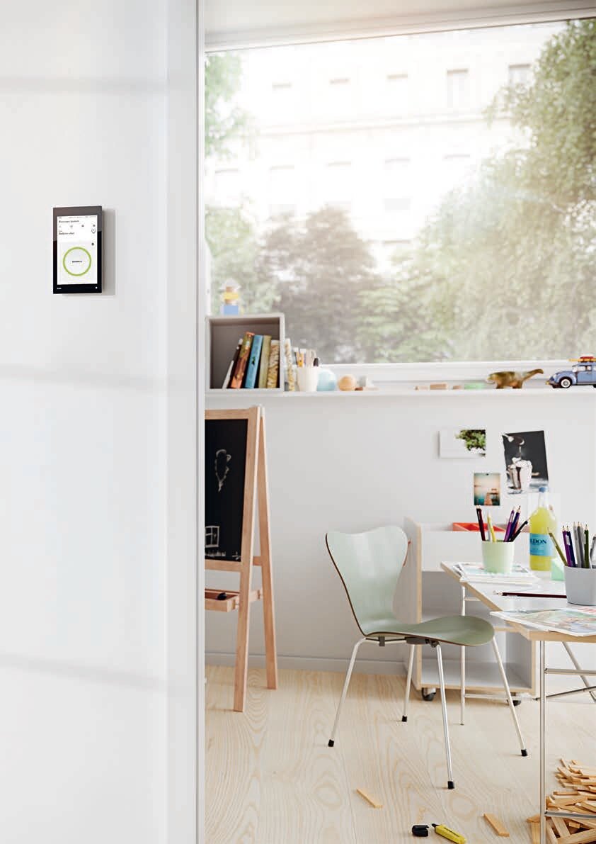 Сенсорная панель GIRA заменяет огромное количество настенных выключателей и переносных пультов, и является центральным пунктом управления всем домом.