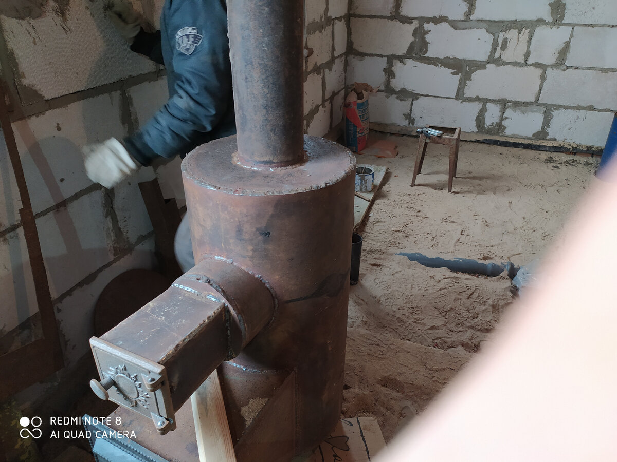 Котел для бани. Угодайте, для чего сделана маленькая дверьцца?