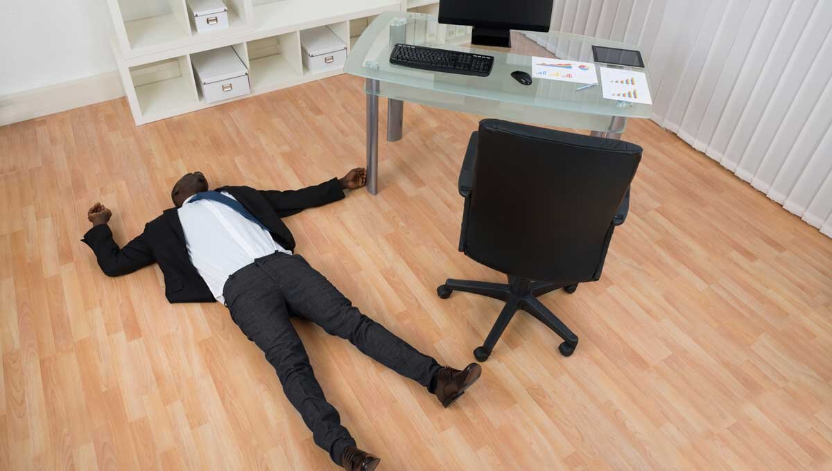 Бизнесмен лежит на полу