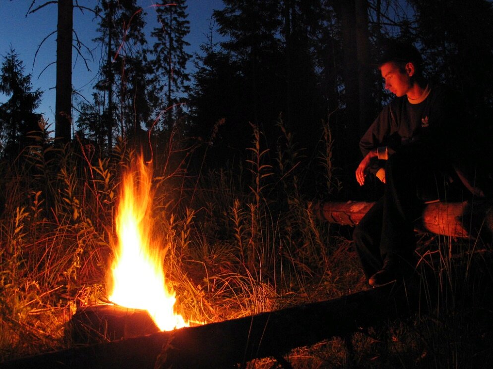 В тот вечер возле нашего огня. Костер в тайге. Костер в лесу. Люди у костра в лесу. Ночной костер.