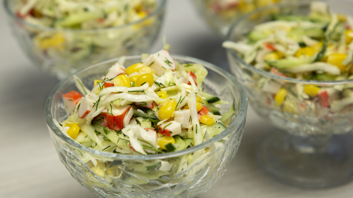 В капусте и зелени множество витаминов и прочих полезных веществ. Поэтому не забывайте почаще включать в свое меню вкусные салаты из свежей капусты.