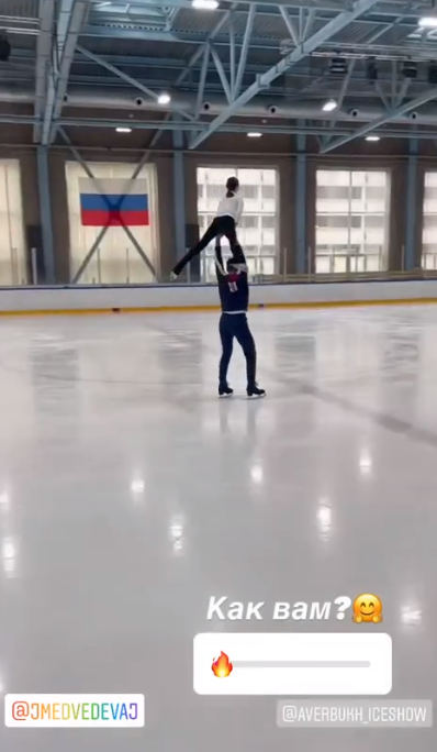 Евгения Медведева вместе с Александром Энбертом разучивают парную поддержку