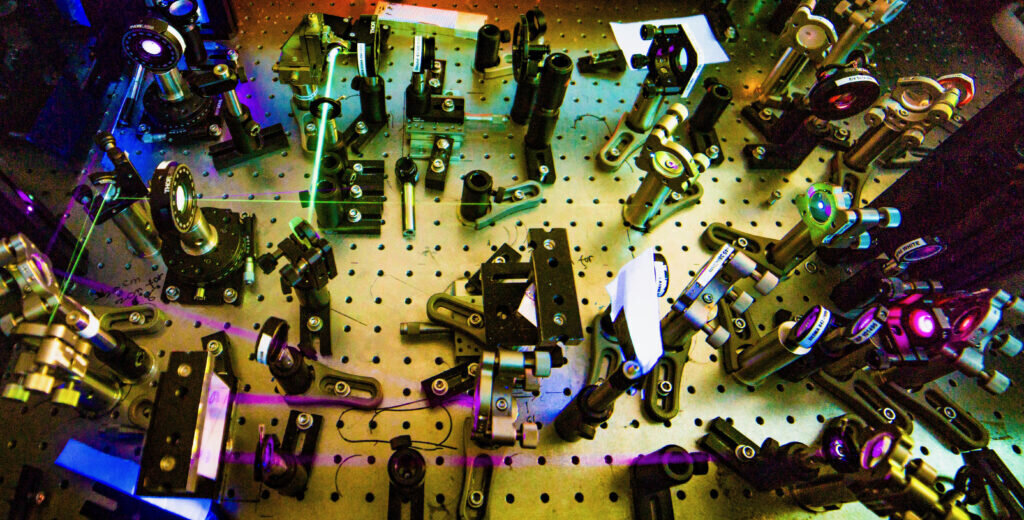 Сверхбыстрая  оптическая установка в Лаборатории сверхбыстрой многомерной оптической  спектроскопии Мичиганского университета. Права: Инь Сун и Жун Дуань