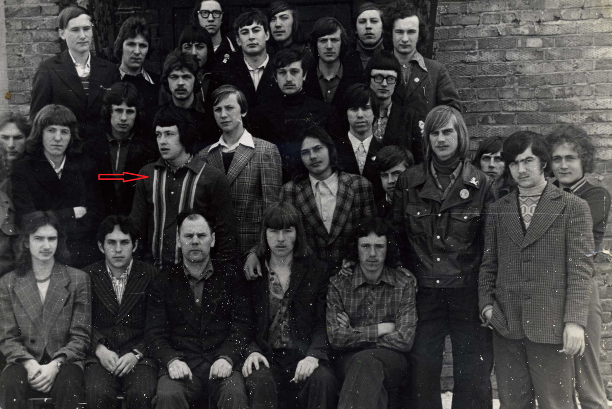 Это мы учились в Досааф на радиотелеграфистов. Серега стрелкой отмечен.