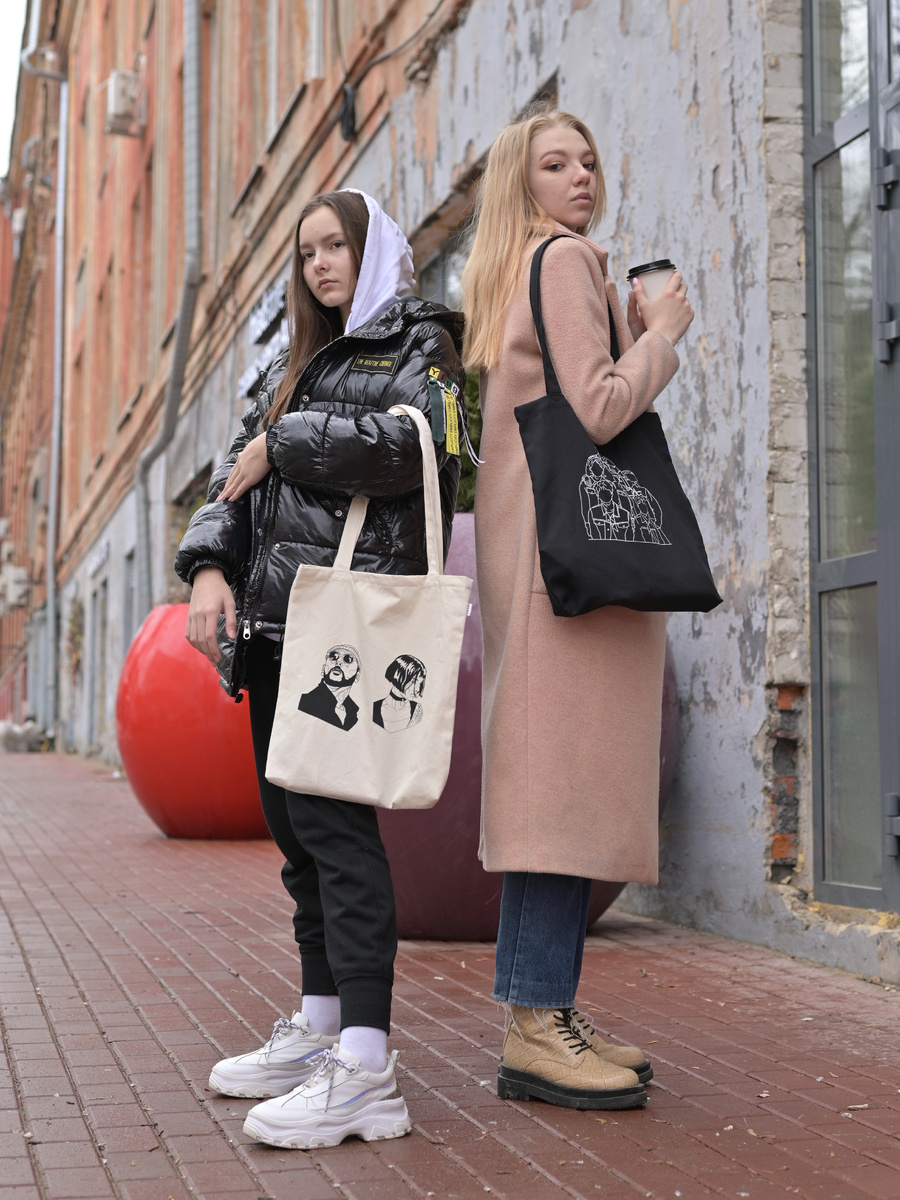 Все наши шопперы с длинными ручками, что бы удобно было носить на плече. Длина ручек 30см (от сгиба до верха сумки). 