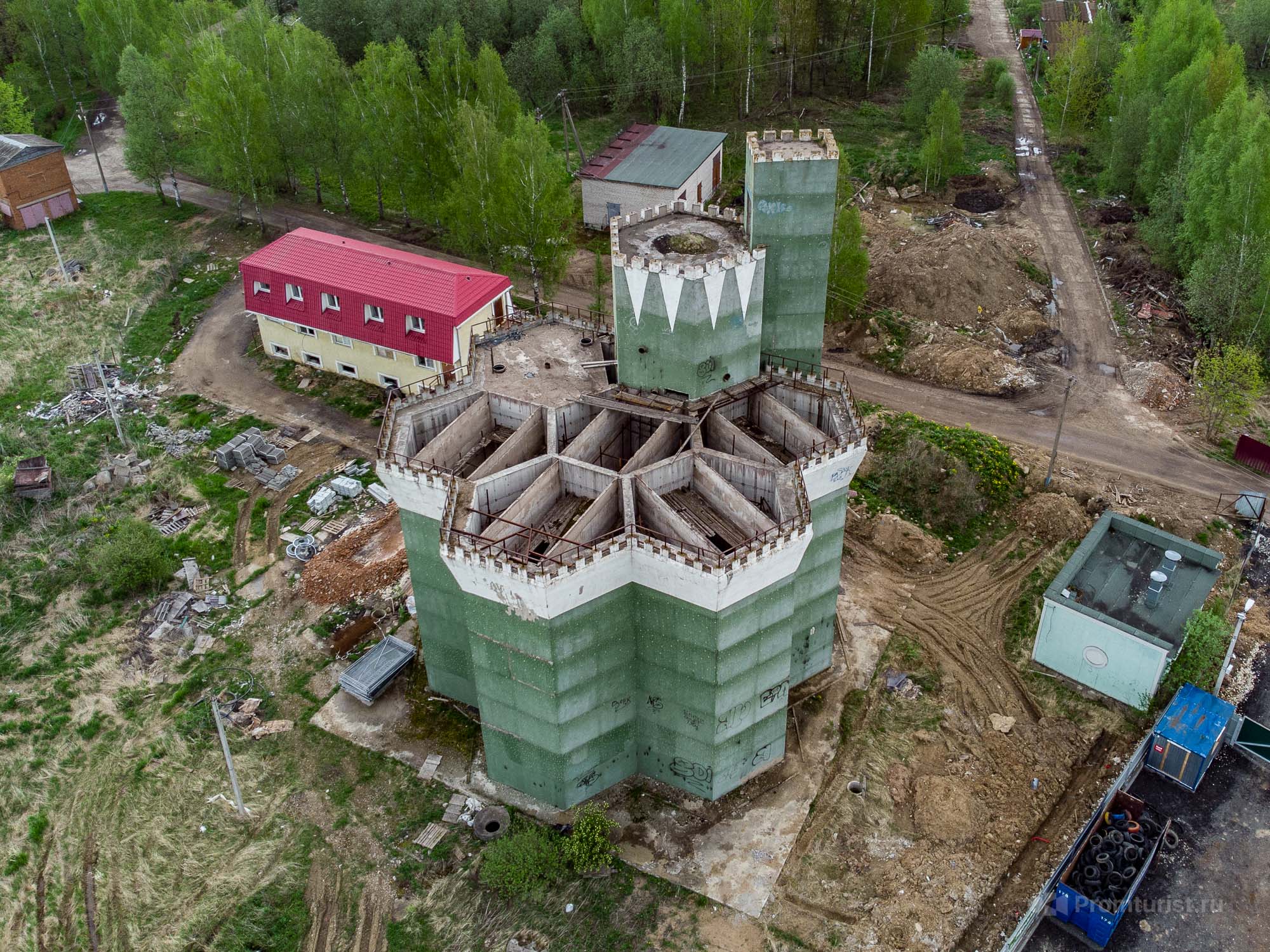 В Подмосковье обнаружен огромный заброшенный дом-замок для очистки воды от нечистот ???6