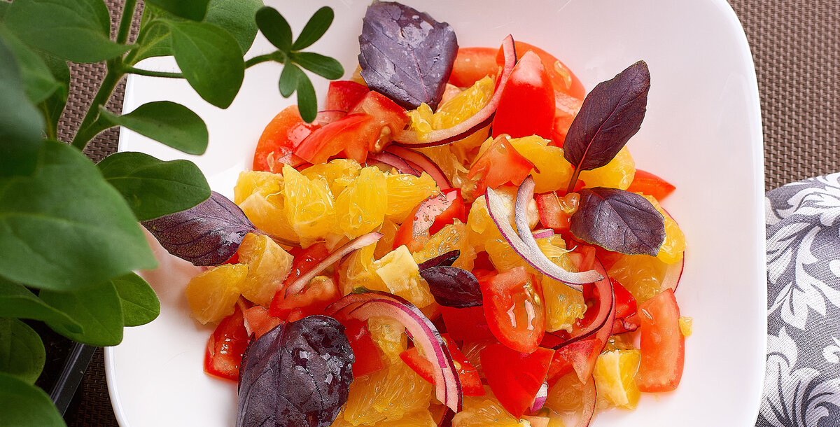   Нарезка может быть любой. Это мой вариант с красным луком и фиолетовым базиликом. Фото автора.