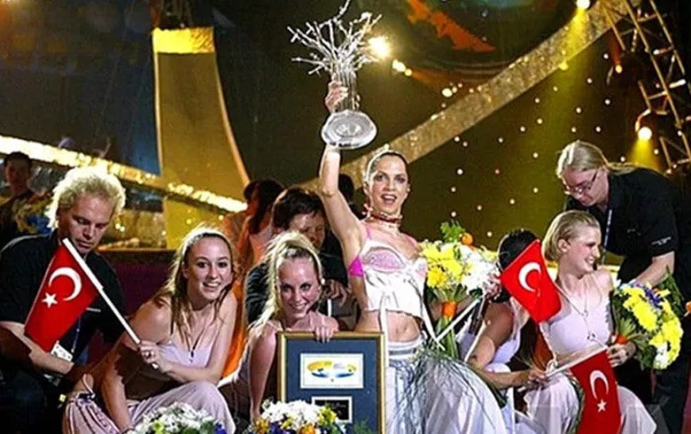 Турция начала участвовать в международном песенном конкурсе Евровидение в 1975 году. Долгое время выступления Турции нельзя было назвать очень успешными.