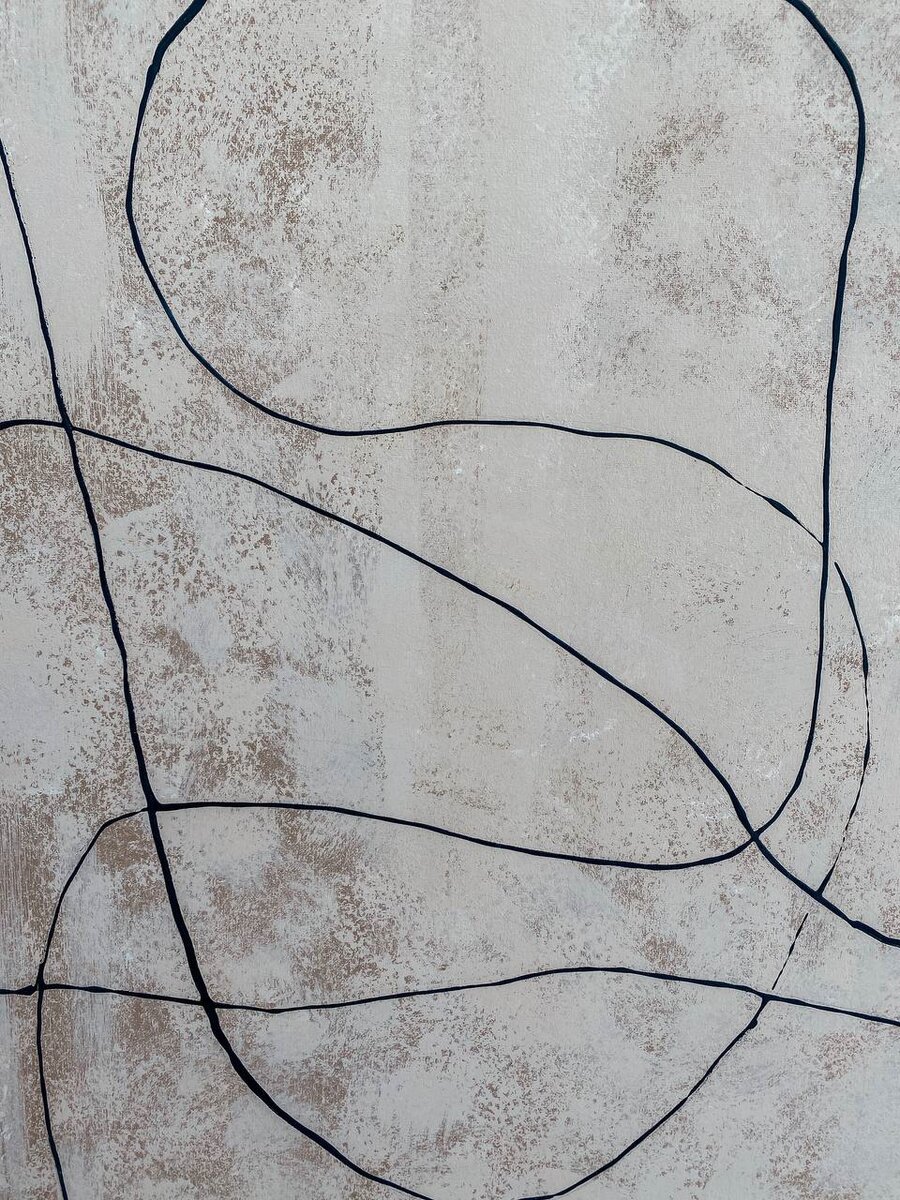 Представьте, что это фрагмент чего-то материального. Что это может быть? Из какого материала? Это часть чего-то? Какое происхождение этих линий?  Это создано человеком или природой? Что дальше, за границей фрагмента? Сколько вариантов интерпретаций придумаете? Не останавливайтесь на одном-или двух, минимум 10 вариантов!