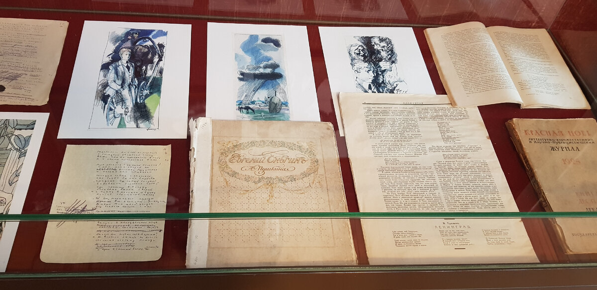 Рукописи и рисунки в экспозиции.