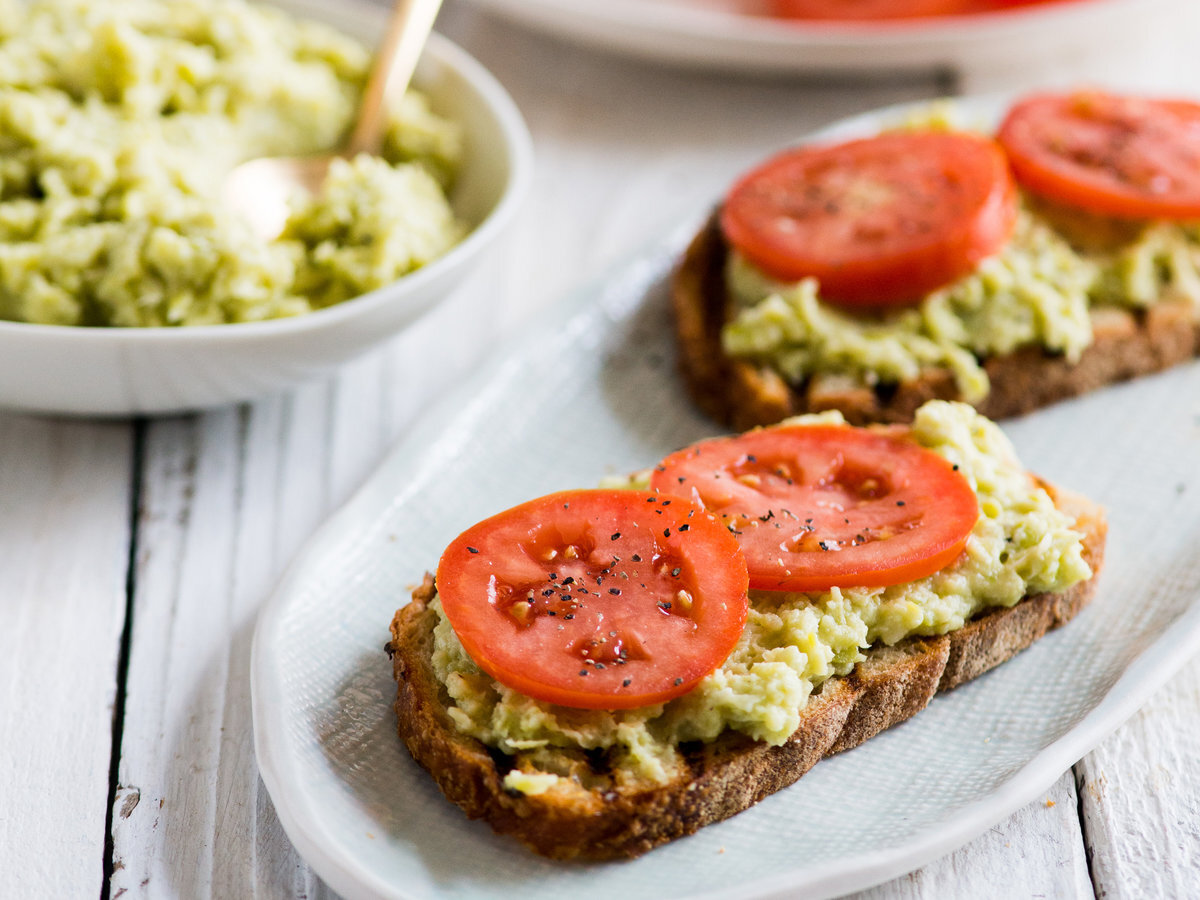 Лучшее для тех, кто любит мини-обед: 
1 ломтик цельнозернового тоста + 2 столовые ложки хумуса 

145 калорий, 6 г белка *.

«Тосты не только на завтрак», - говорит Батайнех. «Хумус сделан из нута, который богат витамином B. Основная функция витаминов B - помочь вашему телу усваивать углеводы, белки и жиры, а также использовать накопленную энергию в пище».

Приготовьте угощение с хумусом, взяв за основу ломтик цельнозернового хлеба с высоким содержанием клетчатки. Это хорошее зерно не только добавит в смесь полезной клетчатки, но и поможет вам набрать больше сонливости.

Магний, хорошим источником которого является пшеничная мука, «оказывает положительное влияние на качество сна у взрослых с бессонницей, продлевая время, которое они проводят во сне», - говорит Тол-Саммерс.