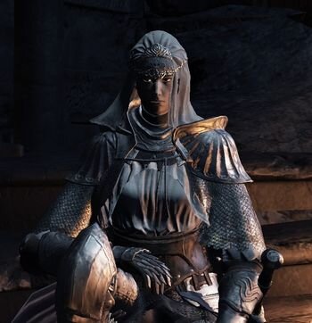 Клинки Темной Луны
Локация: Храм огня, Храм глубин, Цитадель Фаррона, Иритилл Холодной долины, Замок Лотрика, Поселение нежити
Предметы: Талисман Затмения
Описание
Сиррис - бывшая служительница церкви, затем перешедшая в орден Клинков Темной Луны и посвятившая свою жизнь борьбе со злодеями. В ходе своей сюжетной линии она охотится на них, несмотря на то, что один из них является её родственником. Она - фехтовальщик и боевой товарищ, верная своим моральным идеалам.

Первоначально с подозрением относится к игроку, но по мере становления игрока на светлый путь, отношения улучшатся. Она начнёт помогать игроку в битве со многими боссами и называть его своим другом, а затем поклянётся ему в верности. Может помочь игроку вступить в Клинки Темной Луны. В своём квесте вы можете вместе с ней охотиться на злодеев.

Но если игрок встанет на тёмный путь (ковенант пальцев Розарии), она разочаруется в нём и скажет, что, к сожалению, в следующий раз они встретятся врагами

Сюжетная линия
Первый раз появится на ступеньках в Храме огня после того, как вы зажжёте костёр "Недостроенная крепость".

Второй раз она вернется в Храм Огня если вы отдадите пепел Мечтателя Служанке при храме. Пепел находится за скрытой стеной рядом с главой ковенанта Сторожевые Псы Фаррона.

Теперь вы сможете призвать ее для битвы с боссами Дьяконы глубин и Хранители Бездны. Призыв на бой с боссами не является обязательным условием для выполнения цепочки квестов Сиррис.

Далее нужно получить маленькую Куклу чтобы пройти ко второму костру в Иритилле, сядьте у костра, а затем вернитесь обратно на мост. Рядом со входом на мост, недалеко от костра в Иритилл Холодной долины будет ее знак призыва. Активировав знак, вы будете призваны в мир Сиррис для помощи в победе над темным духом Крейтоном Скитальцем.

После победы над Крейтоном, она снова будет сидеть в Храме Огня. Сиррис поблагодарит вас и даст Освященный панцербрехер и Кольцо серебряной кошки. После этого нужно добраться до костра Церкви Йоршки, повернуть налево от костра и спуститься вниз по лестнице, далее повернуть направо и идти к надгробию, у которого сидит Демон-ворон, Крейтон вторгнется в ваш мир (босс локации должен быть жив!). После победы над ним вы можете найти броню Крейтона на мосту, где помогали Сиррис.

Последняя встреча произойдет после победы над Олдриком на месте битвы с боссом Проклятое Великое древо. Перед входом на арену босса вы найдете её знак призыва (при условии, что древо повержено) и вместе с ней убьете Праведного рыцаря Годрика, ее деда. На этом же месте в яме в вашем мире будет лежать сет Годрика, его щит будет лежать снаружи храма огня, на уступе с пассивным полым, смотрящим вдаль.

На этом её квест заканчивается, она присягнет вам на верность в Храме Огня и её можно будет призвать на бой с боссами Доспехи драконоборца и Принцы близнецы. После убийства принцев, девушка погибает. Труп с её талисманом будет лежать около храма огня, рядом с могилой деда; а её сет брони появится в продаже у служанки.

Если не принимать её клятву, то после убийства любого босса, Сиррис становится полой. Найти её можно перед алтарём в Яме Опустошённых. При приближении игрока, сразу атакует, после убийства с неё падает Талисман Затмения.