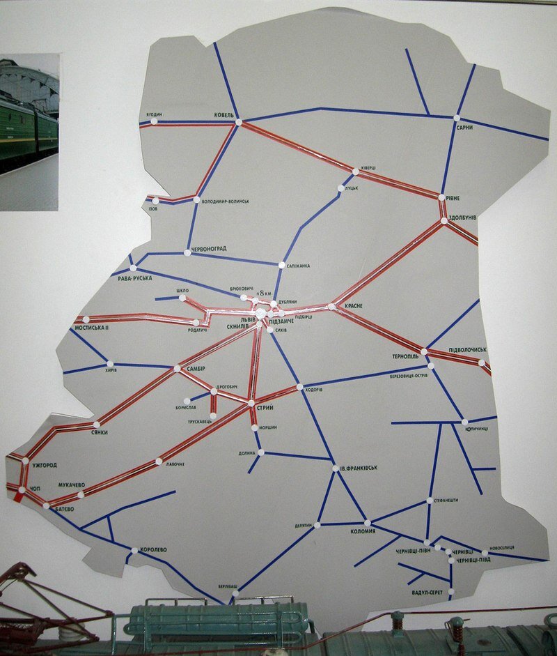 Схема Львовской железной дороги. Красные линии показывают электрификацию. Википедия