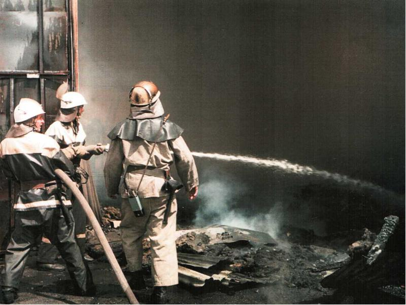 Пожар радиация. Чернобыль АЭС 1986 тушат. Пожарники на ЧАЭС 1986. Чернобыль пожарные ликвидаторы 1986. Тушение пожара на ЧАЭС 1986.