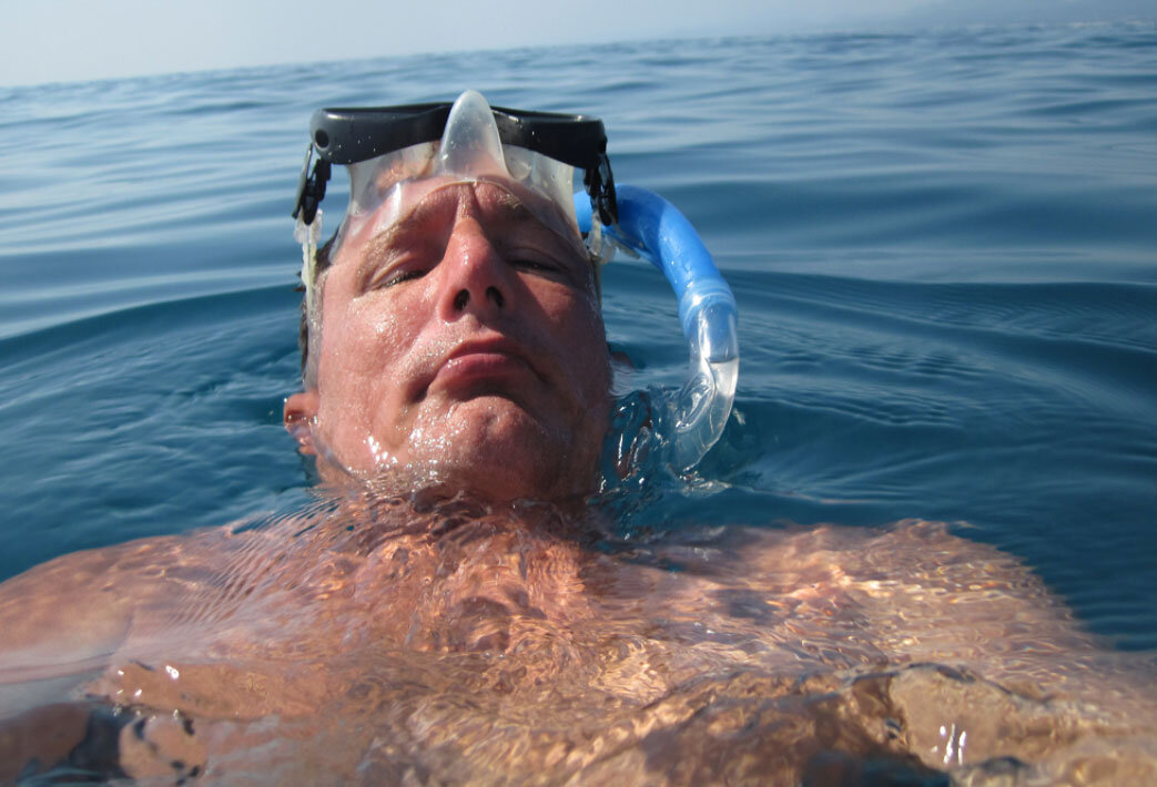 переплыл море. человек плывет в море. гибралтарский пролив. плавать в море. переплыл море.