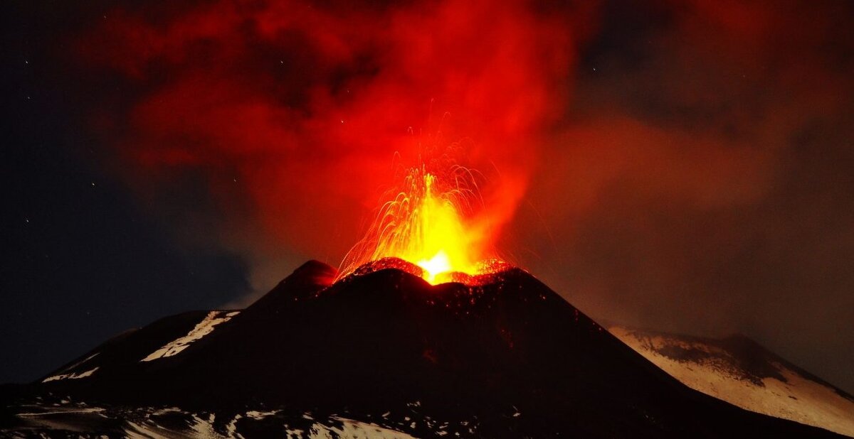 Вулкан извергается фото