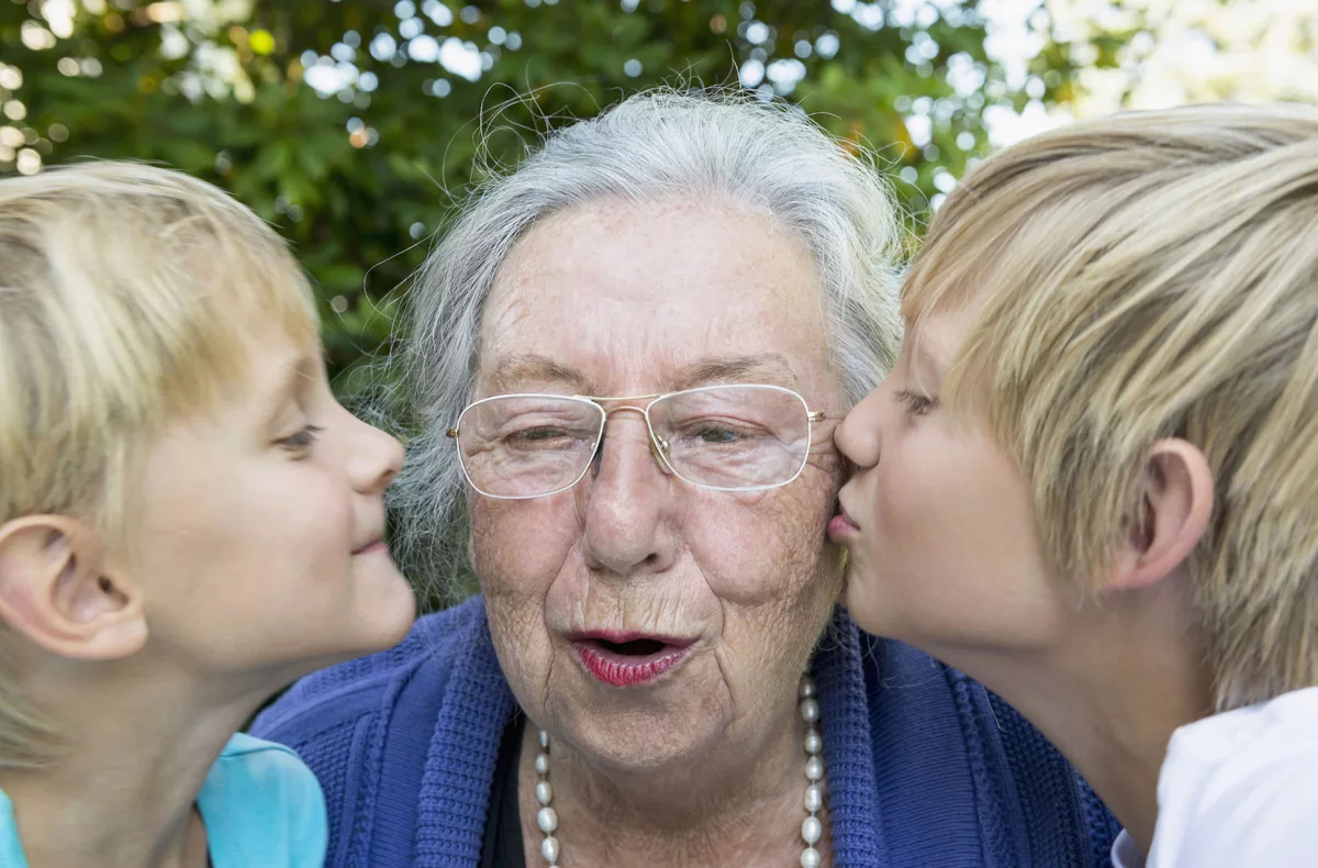 Внук полизал. Внук целует бабушку. Бабушка целует внука с языком. Бабушка целует мальчика. Бабушка целует внука картинка.