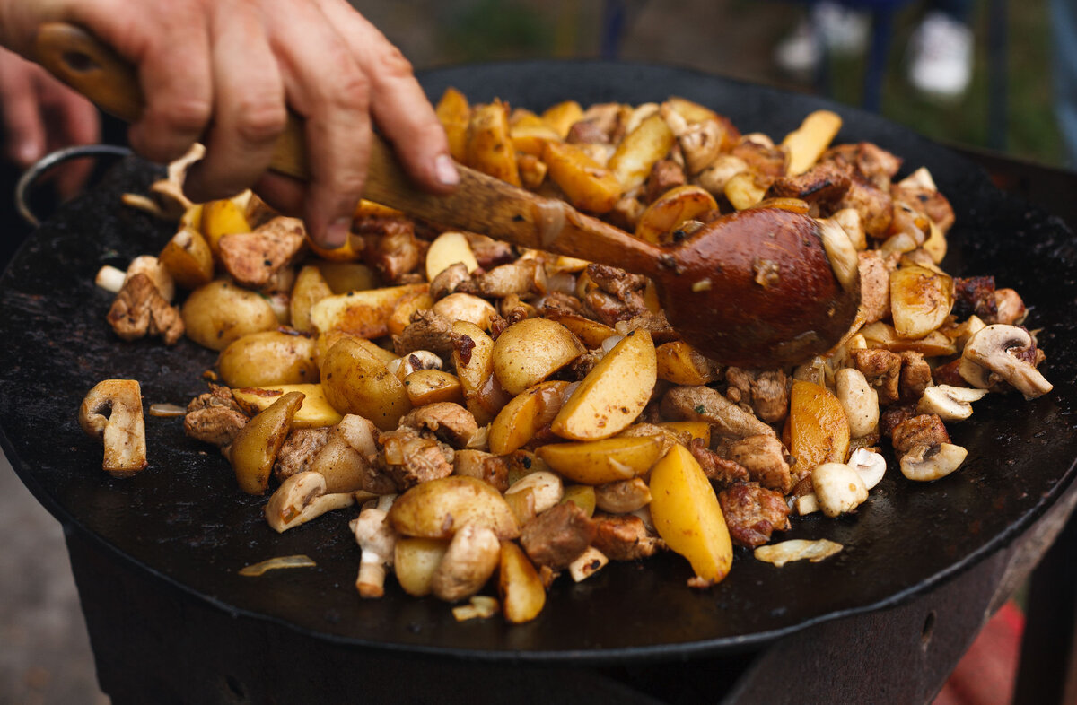 Картошка, тушенная с мясом и грибами в сметане