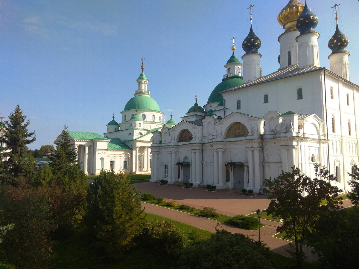 Монастырь в Ростове Великом, вид изнутри