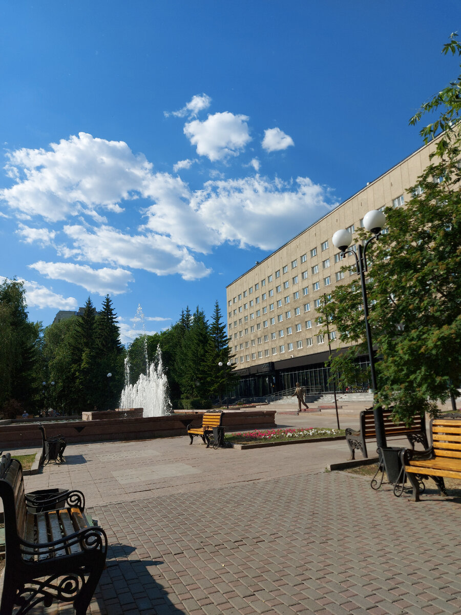 Сквер у гостиницы  "Восток"
