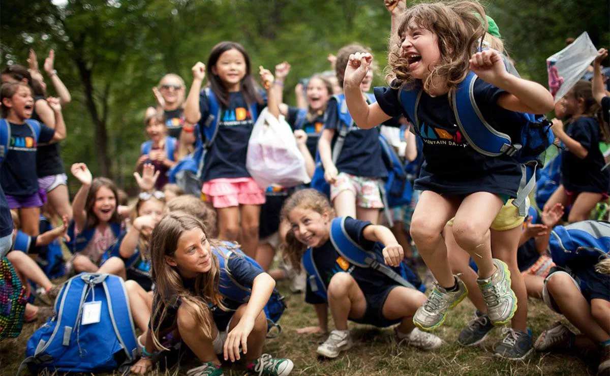 Друг в лагере рассказы. Саммер Кэмп. Лагерь Summer Camp. Детский лагерь на природе США. Дети в лагере толпа.