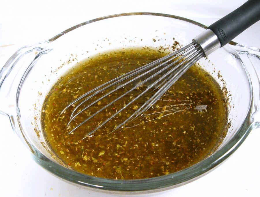 в миске смешиваю горчицу,растительное масло.